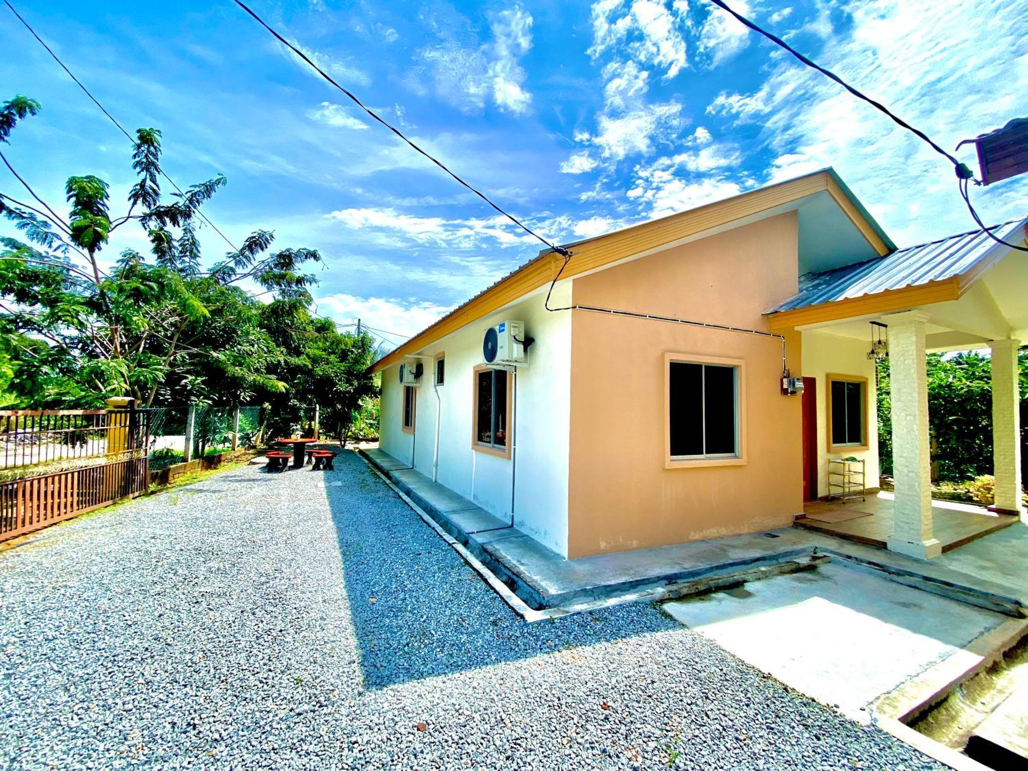 Raees Homestay Kampong Tanjong Minyak Buitenkant foto